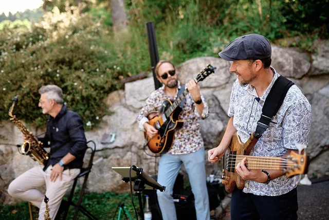 Saxophone, guitare et basse réunis pour une prestation en extérieur