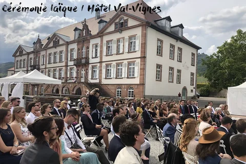 Invités réunis pour une cérémonie laïque dans les jardins de l’Hôtel Val-Vignes
