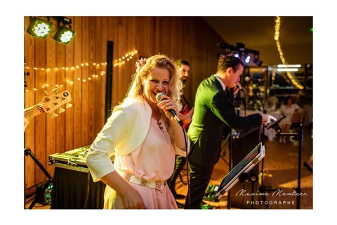 Chanteuse et musicien en prestation dans une salle de réception