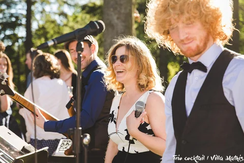 Chanteuse et musiciens pendant un cocktail en extérieur à la Villa Mathis