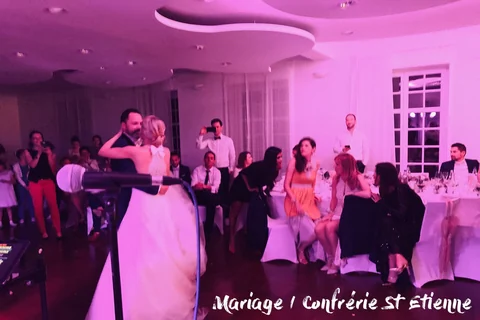 Une soirée de mariage dansante sous une lumière rose