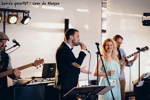 Chanteurs et musiciens en live pendant une réception