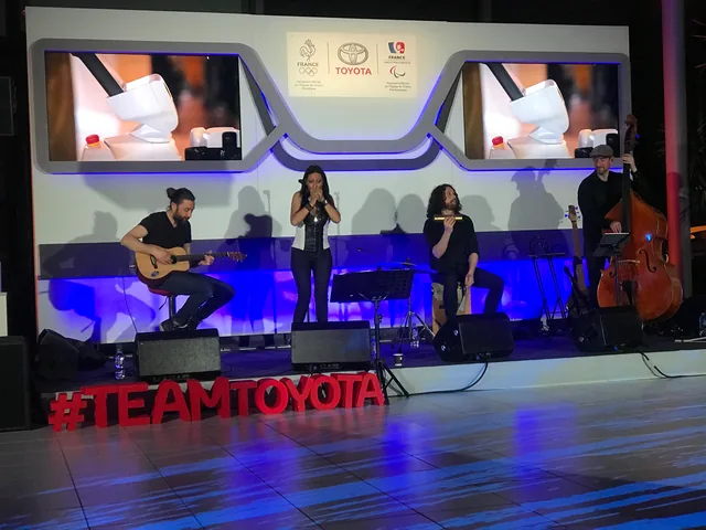 Chanteuse et musiciens sur la scène d’un événement Toyota